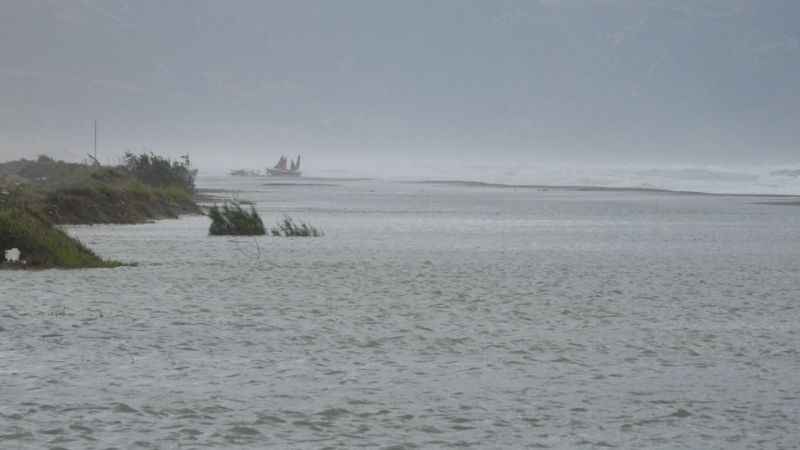 Hatay'da kuvvetli rüzgar sonrası dalgalar kumsalı kapladı