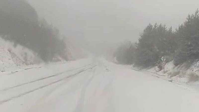 Geminbeli geçidinde kış mesaisi başladı, sürücüler zor anlar yaşadı