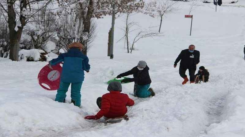 Kar yağdı, okullar tatil ediliyor