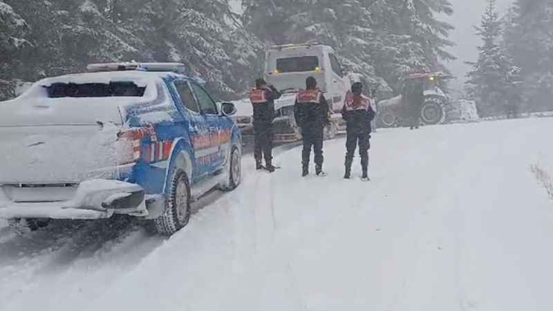 Karda yolda mahsur kalan 4 kişi ölümden döndü