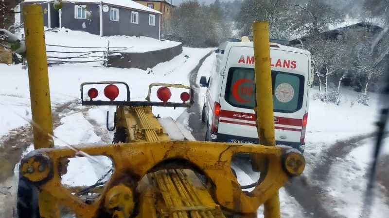 Karabük'te hasta almaya giden ambulans kapanan yolda mahsur kaldı