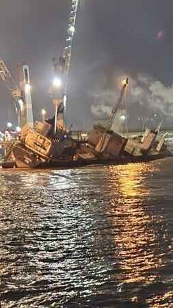 Bursa’da deniz taştı, gemi yan yattı