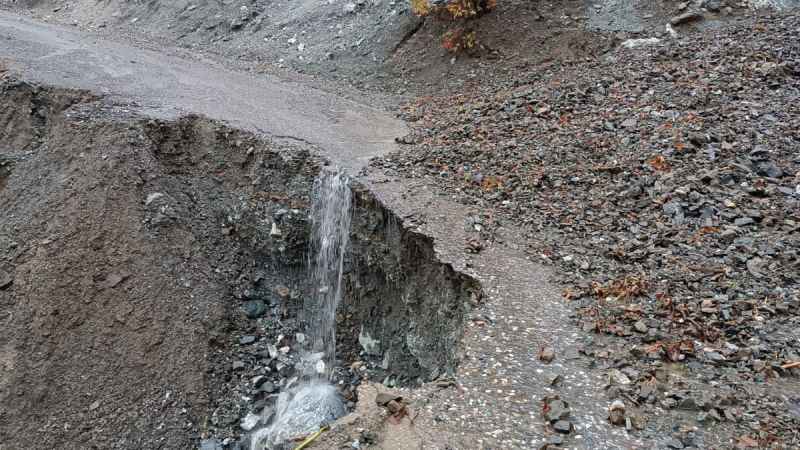 Adıyaman’da heyelanda kapanan köy yollarını açmak için çalışmalar sürüyor