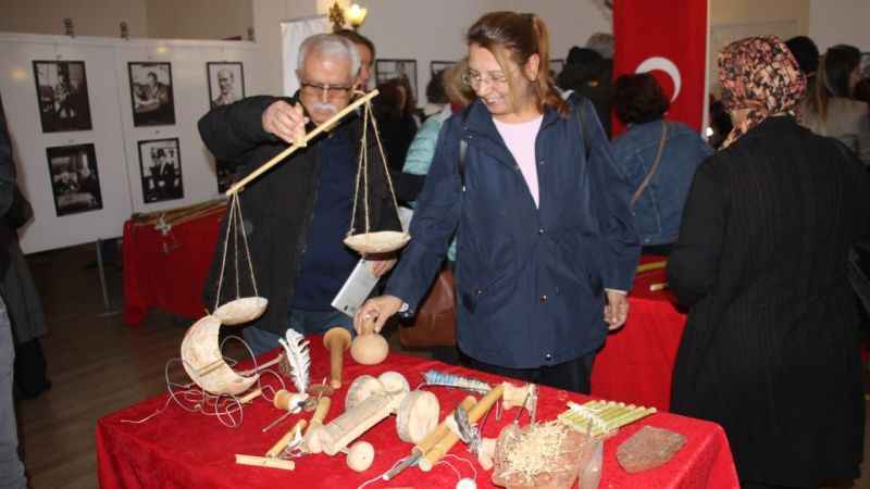 Oyuncaklarla büyükler oynadı, çocuklar seyretti