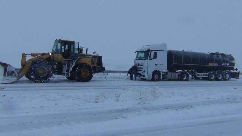 Kars'ta kar ve tipi ulaşımı felç etti
