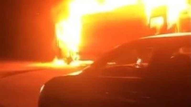 Servis minübüsü alev topuna döndü: İşçiler ölümden kıl payı kurtuldu