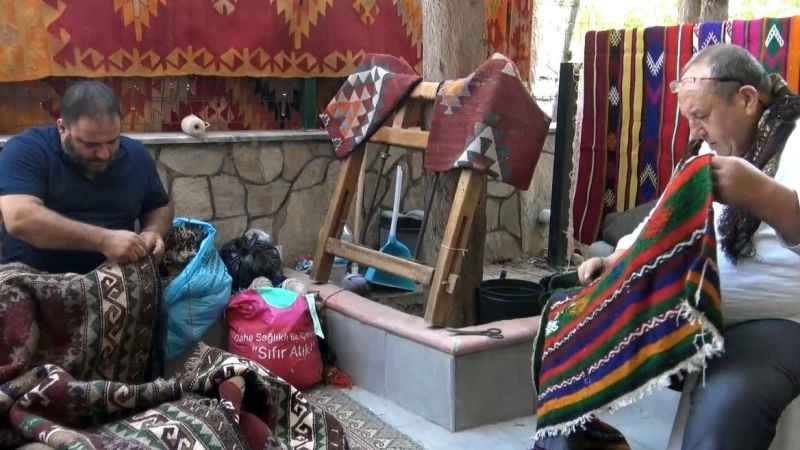 Hünerli elleriyle eskiyen kilimleri yeniliyorlar