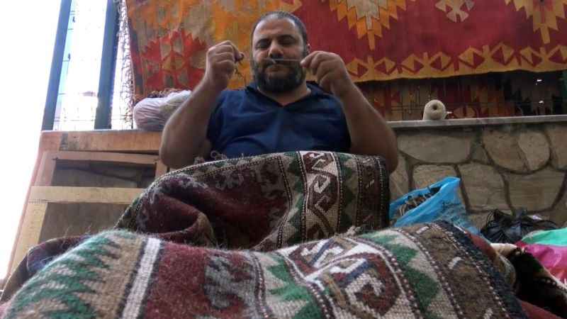 Hünerli elleriyle eskiyen kilimleri yeniliyorlar