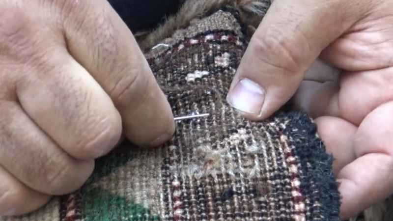 Hünerli elleriyle eskiyen kilimleri yeniliyorlar