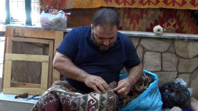 Hünerli elleriyle eskiyen kilimleri yeniliyorlar