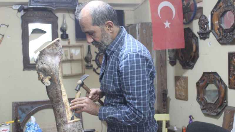 Ahşapları birer sanat eserine dönüştürüyor