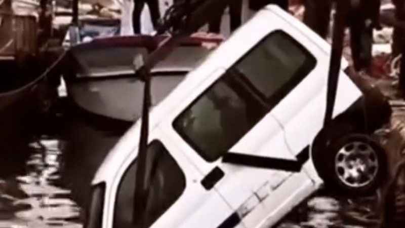 Zonguldak’ta dalgalara kapılan araç denizden çıkartıldı