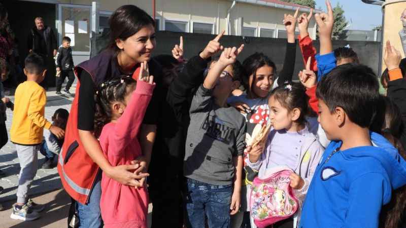 Afet bölgesinin vefakar öğretmenleri, öğrencilere umut oluyor