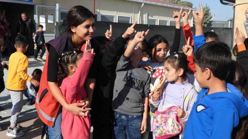 Afet bölgesinin vefakar öğretmenleri, öğrencilere umut oluyor