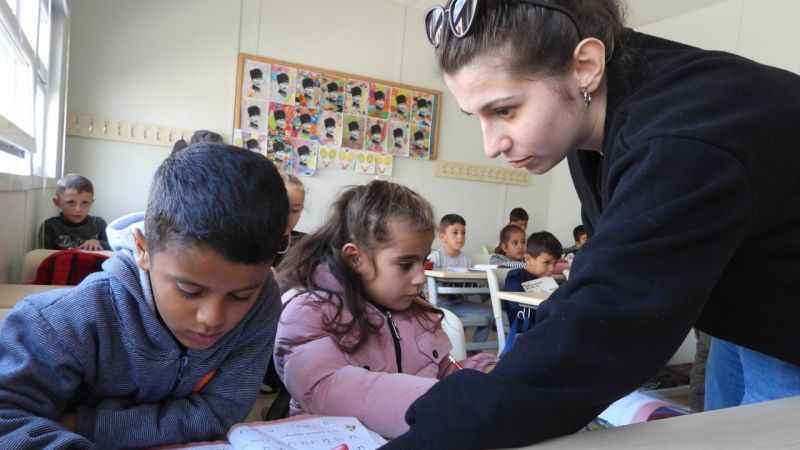 Afet bölgesinin vefakar öğretmenleri, öğrencilere umut oluyor