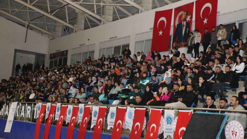 Hakkari'de Sanat Topluluğu gösterisine büyük ilgi