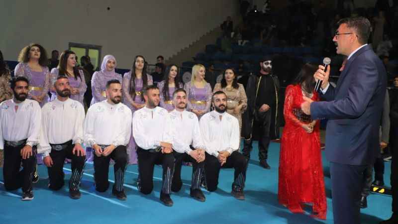 Hakkari'de Sanat Topluluğu gösterisine büyük ilgi