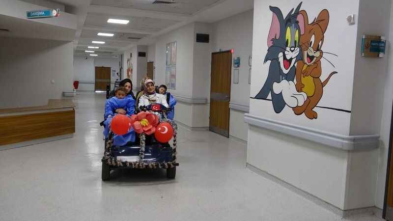 Ameliyata götürülen minik hastalara özel araç