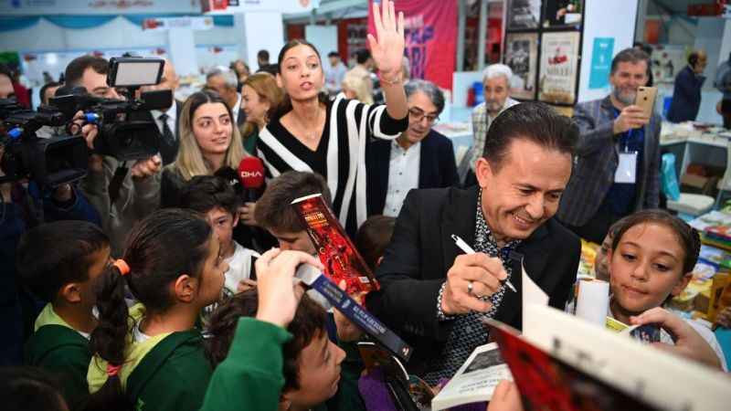 Tuzla 6'ıncı Kitap Fuarı 'Aşk ile oku' temasıyla başladı