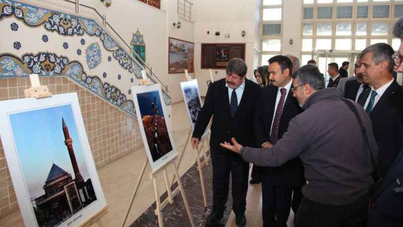 Ahlat’ta ‘Her Yönüyle Ahlat’ fotoğraf sergisi açıldı