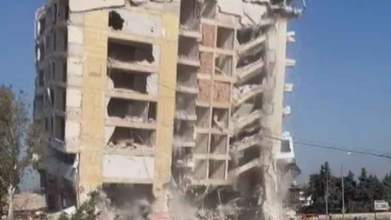 Halatla çekilen 8 katlı bina yerle bir oldu