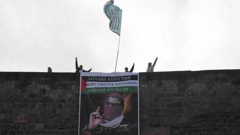 Bitlis Kalesi'ne Kassam Tugayları Sözcüsü Ebu Ubeyde'nin posteri asıldı