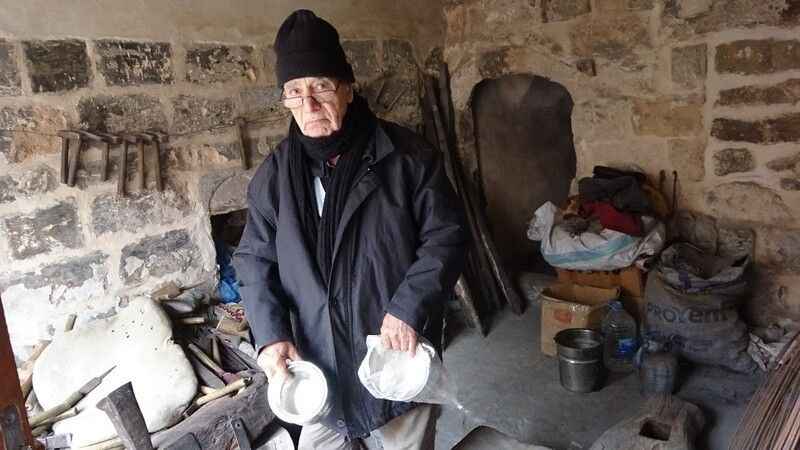 73 yıldır Kur'an okuyarak bakırcılık yapıyor 73 yıldır Kur'an okuyarak bakırcılık yapıyor