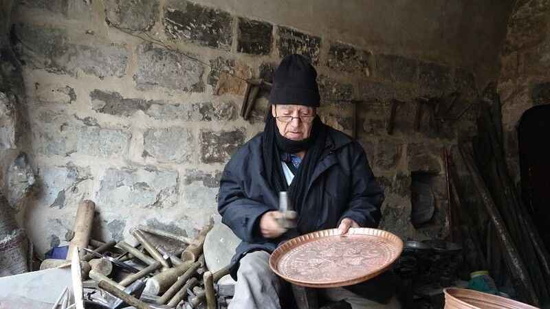 73 yıldır Kur'an okuyarak bakırcılık yapıyor 73 yıldır Kur'an okuyarak bakırcılık yapıyor