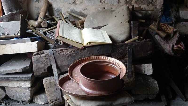 73 yıldır Kur'an okuyarak bakırcılık yapıyor