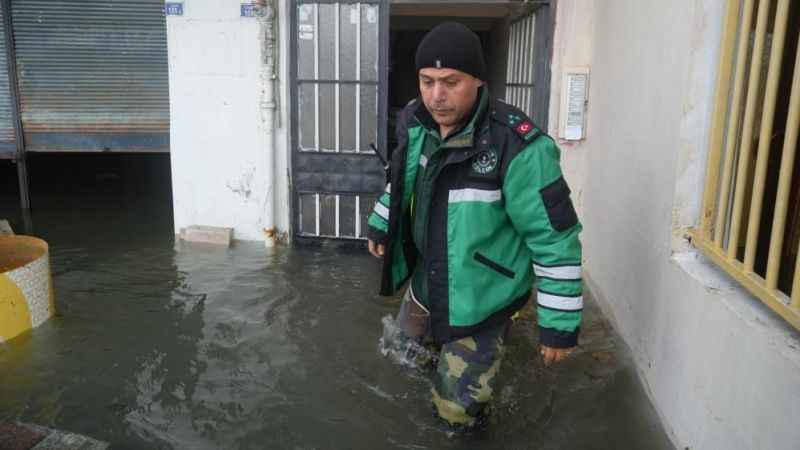 Kocaeli'de fırtına felç etti: Evler suyla doldu, vatandaşlar dışarıya çıkamadı