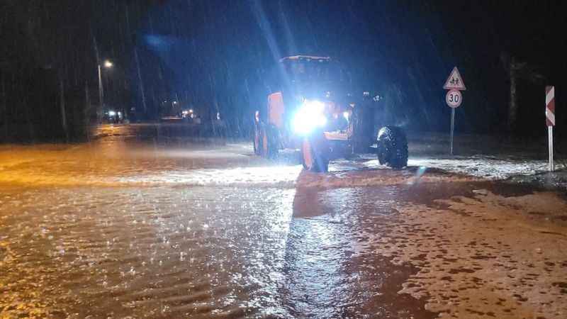 Kastamonu'da deniz kara ile birleşti, yol su altında kaldı