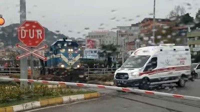 Makinist treni durdurup ambulansa yol verdi