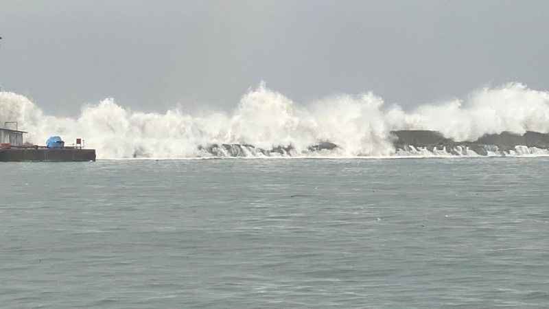 Dev dalgalar askerlerin kaldığı konteynerleri denize sürükledi