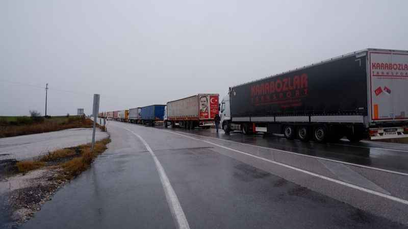 Bulgaristan’da yollar kardan kapandı: Hamzabeyli'de 20 kilometre tır kuyruğu oluştu