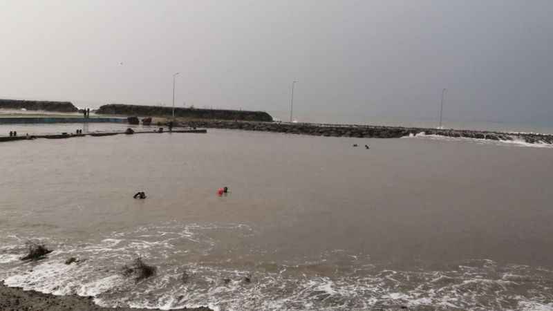 Trabzon'da fırtınada deniz kenarında fotoğraf çekitrmek isteyen 2 genç dalgalara kapılarak kayboldu
