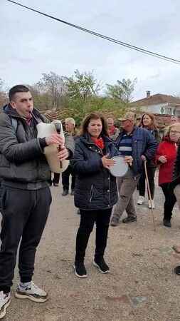 Yunanlılar Edirne'de çeşme başında halay çekti