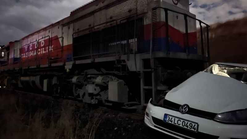Diyarbakır’da lokomotif otomobile çarptı: 2’si ağır 5 yaralı