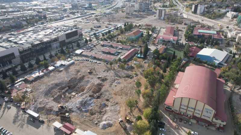 Yıkılan mahalle yerinde dönüşüm bekliyor