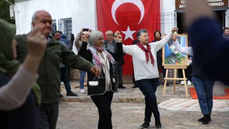 Yaşlılar resim sergisi açtı, büyük ilgi gördü