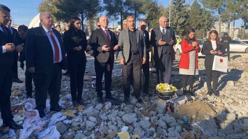 KKTC Meclis Başkanı Töre, otel enkazına karanfiller bırakıp dua etti