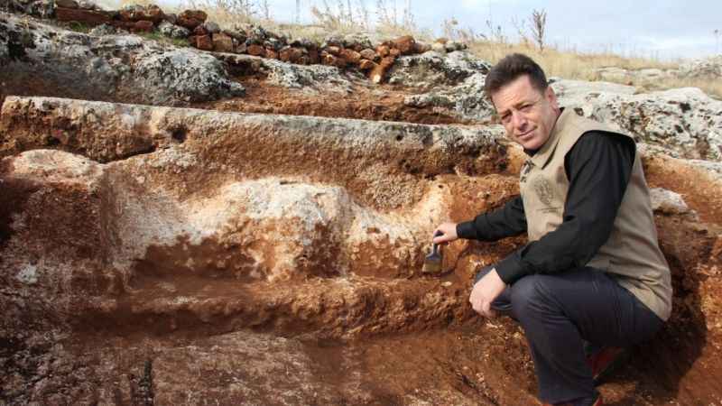 Perre’de Antik Kenti'nde 1800 yıllık boğa başı kabartması bulundu