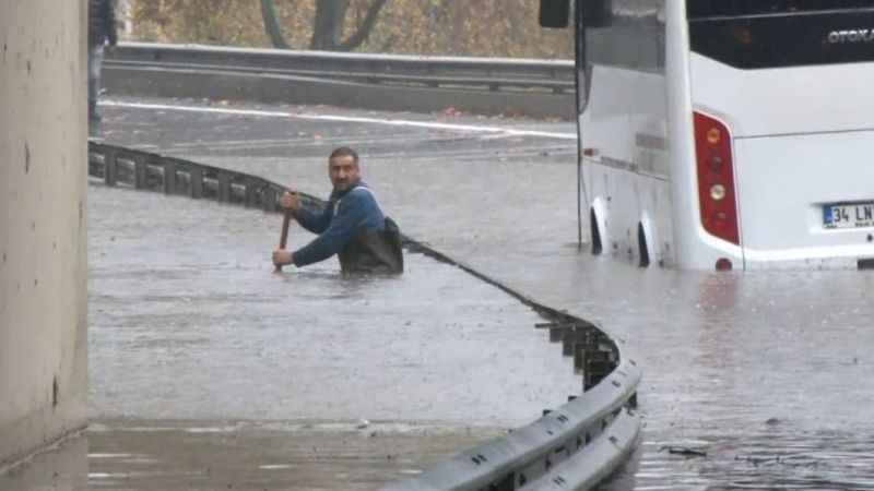 Esenler'de beline kadar suya giren belediye çalışanı suyu böyle tahliye etmeye çalıştı