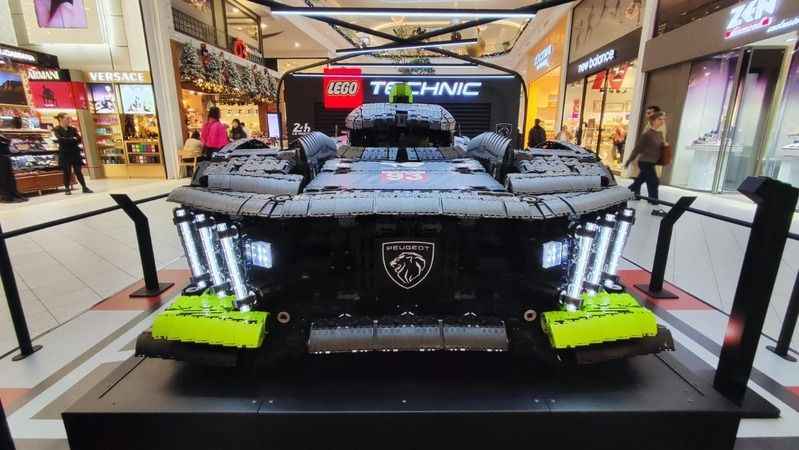 Akasya AVM'de, legodan yapılan yarış otomobili ilgi görüyor 