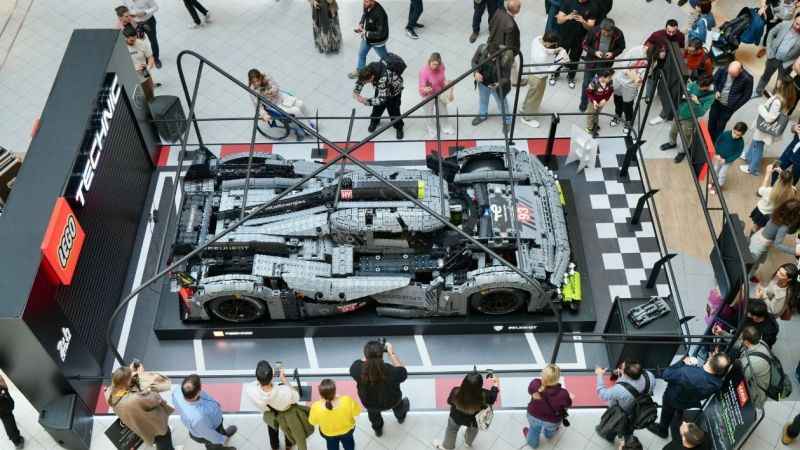 Akasya AVM'de, legodan yapılan yarış otomobili ilgi görüyor 