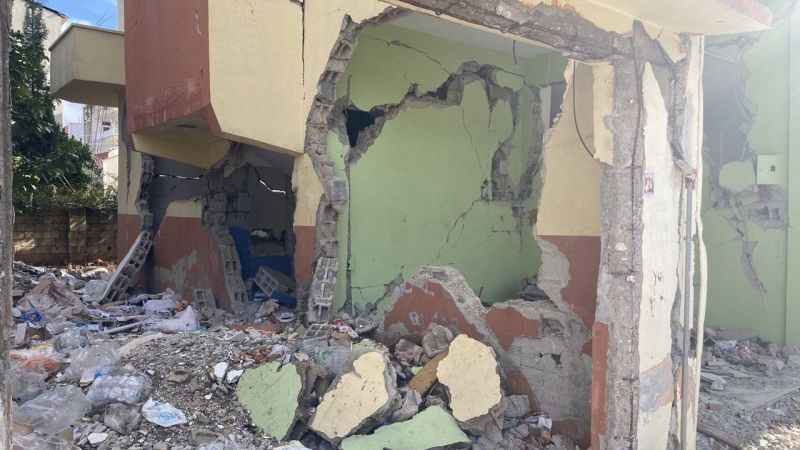 Ağır hasarlı bina vatandaşları tedirgin ediyor