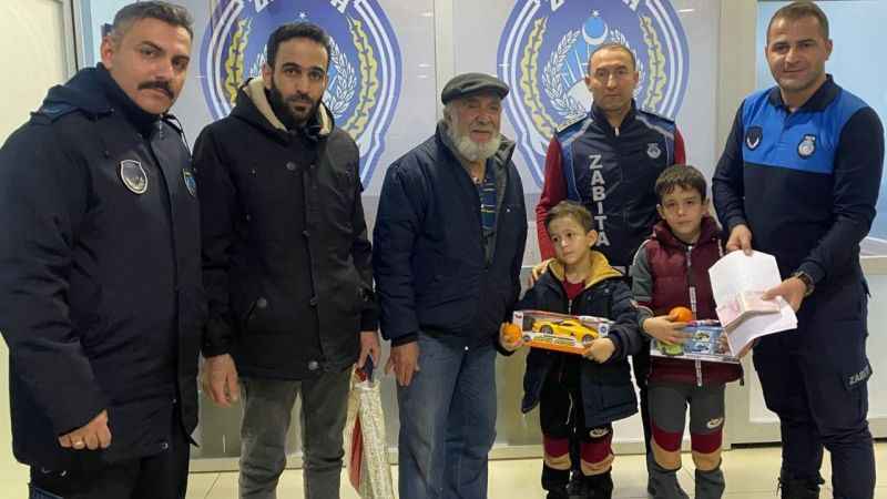 26 bin TL’yi bulan çocuklar parayı sahibine teslim etti