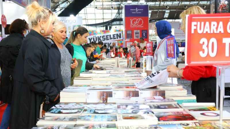Antalyalı kitapseverler fuara akın etti