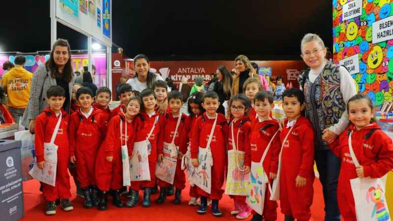 Antalyalı kitapseverler fuara akın etti