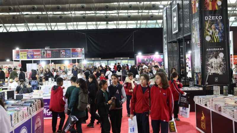 Antalyalı kitapseverler fuara akın etti