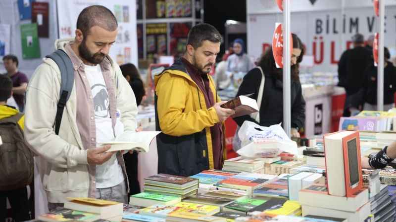 Antalyalı kitapseverler fuara akın etti